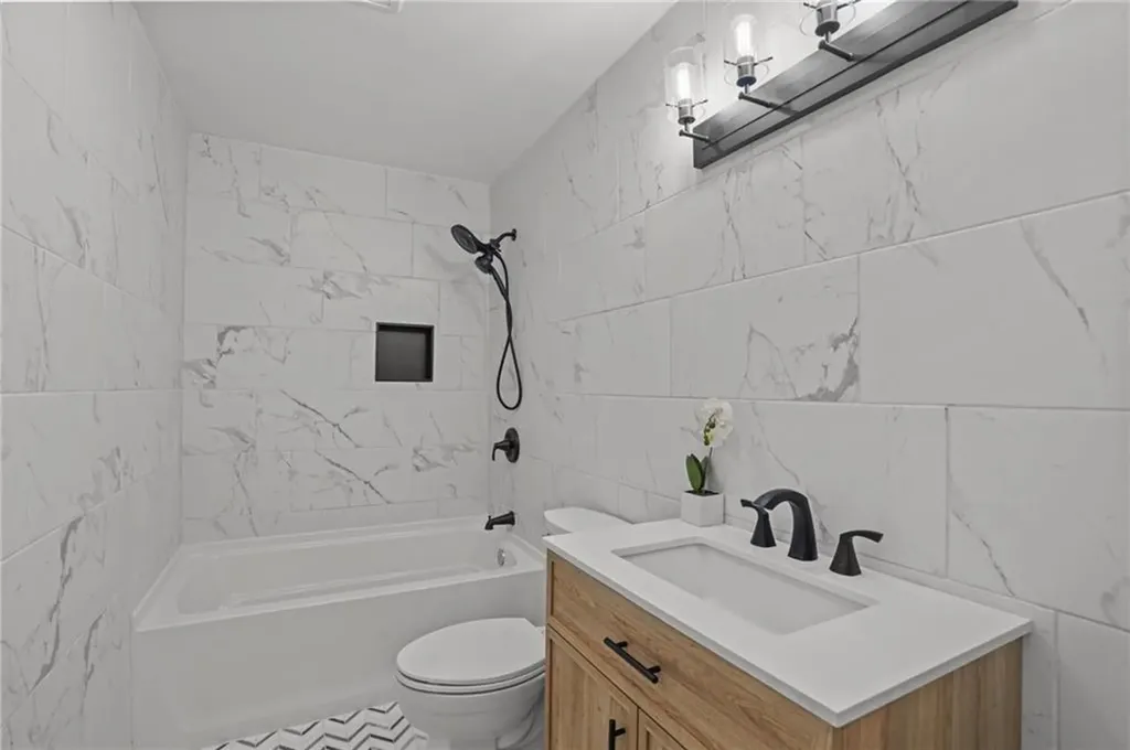 8 Queen Street Cranston RI 02920