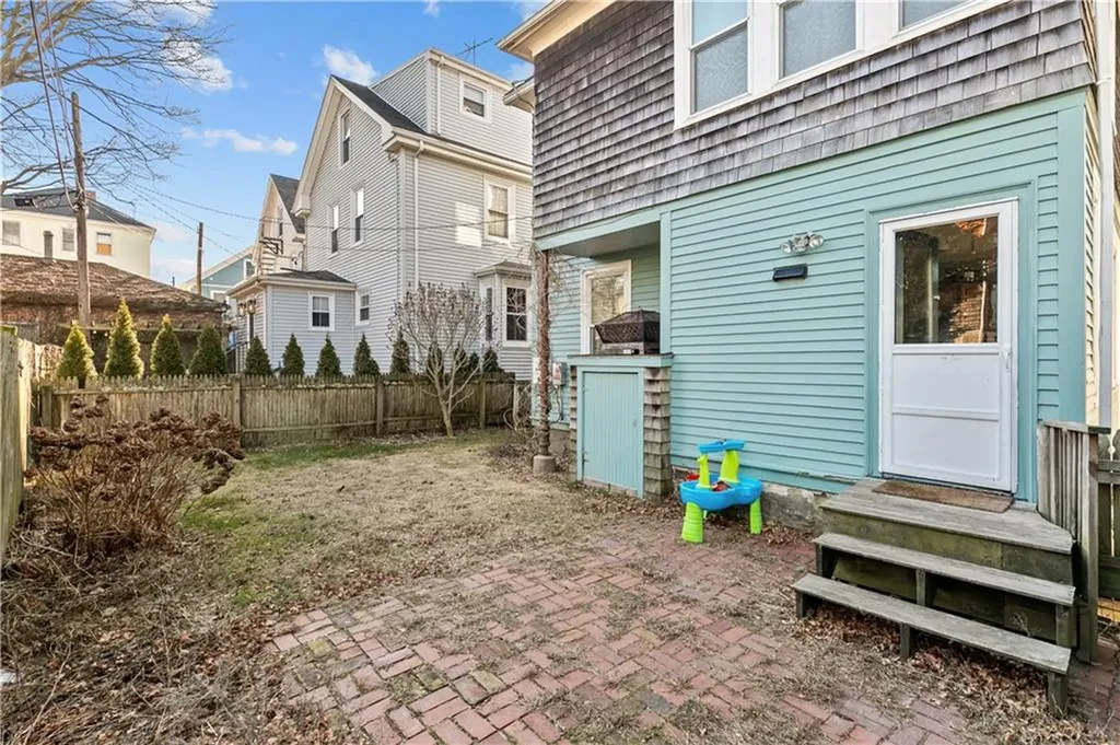 11 Dartmouth Street Newport RI 02840