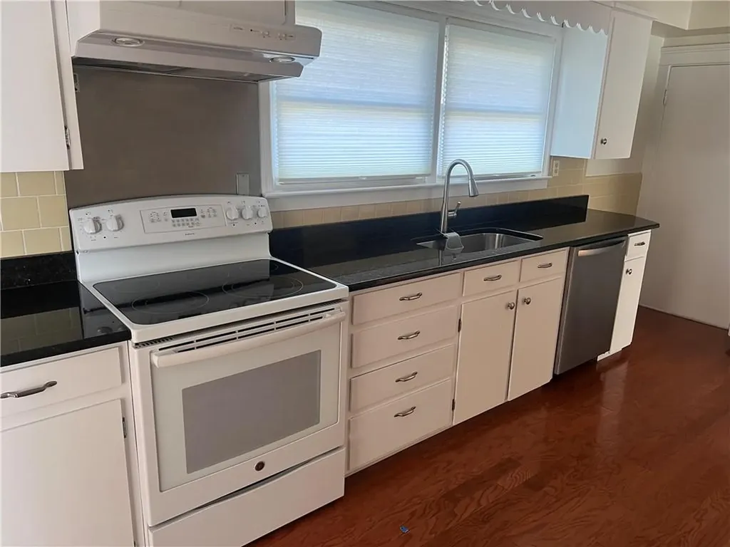 14 Leonard Terrace Newport RI 02840
