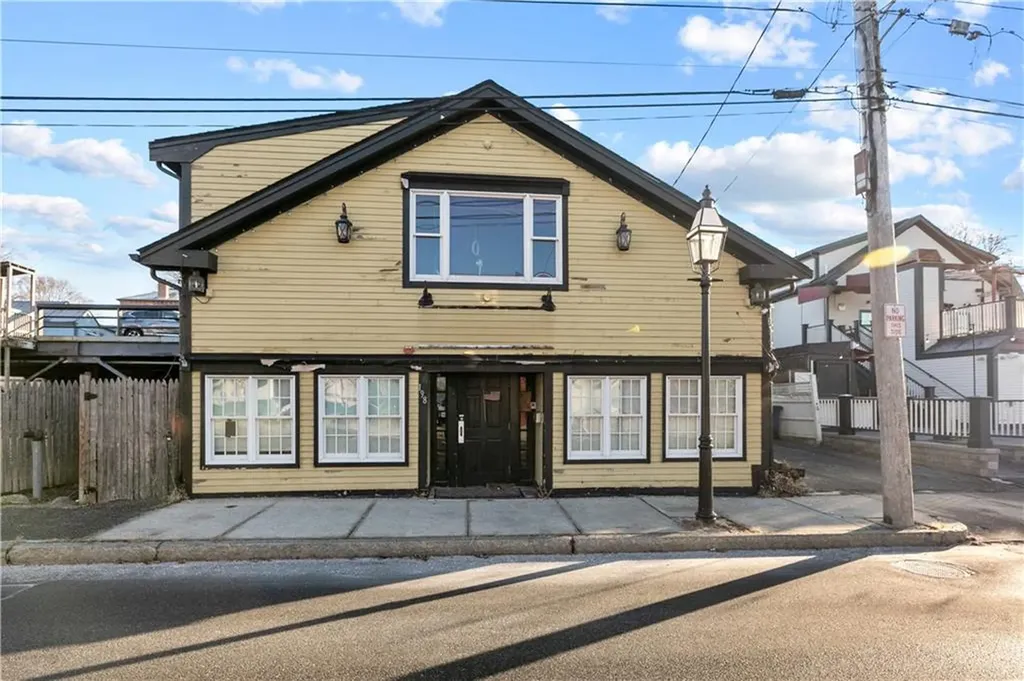 198 Thames Street Bristol RI 02809