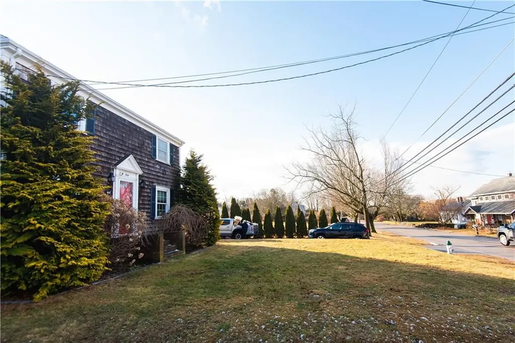 204 Middle Road Portsmouth RI 02871