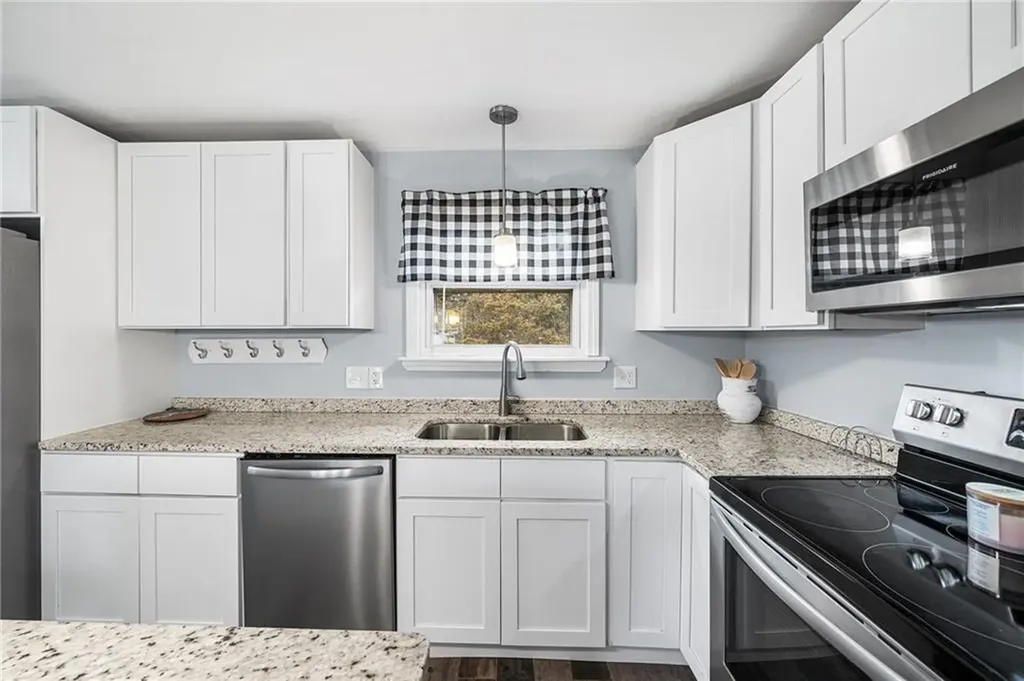 3 Roosevelt Drive Bristol RI 02809