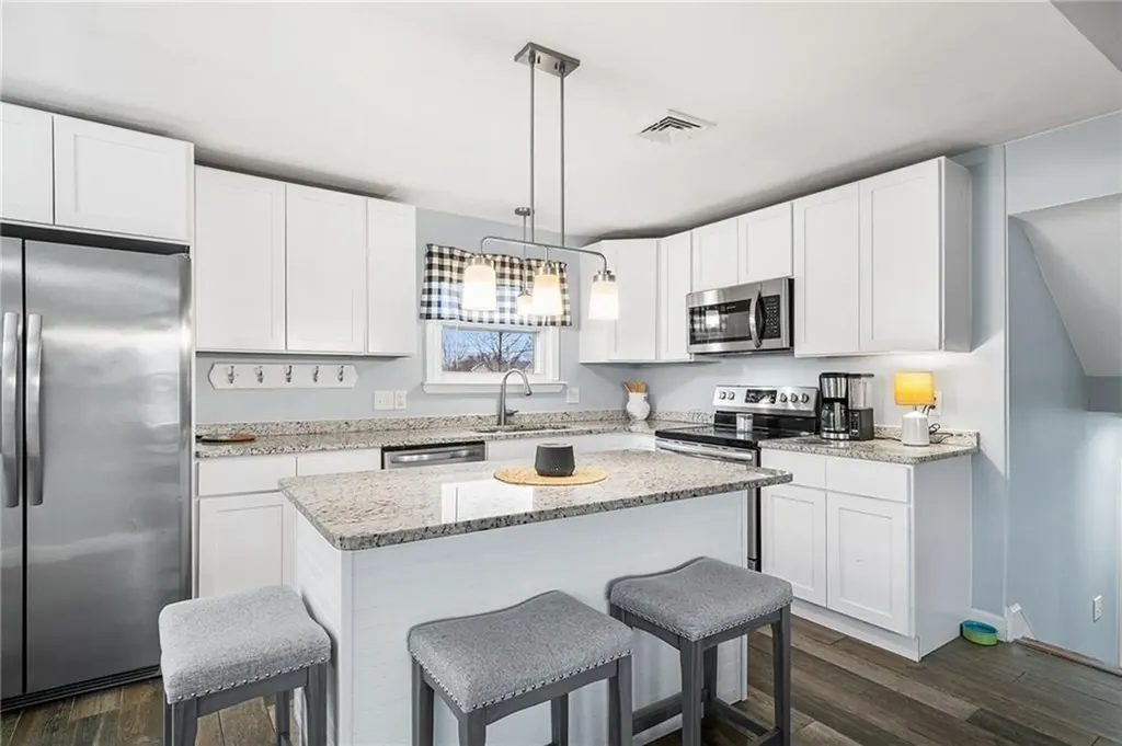 3 Roosevelt Drive Bristol RI 02809