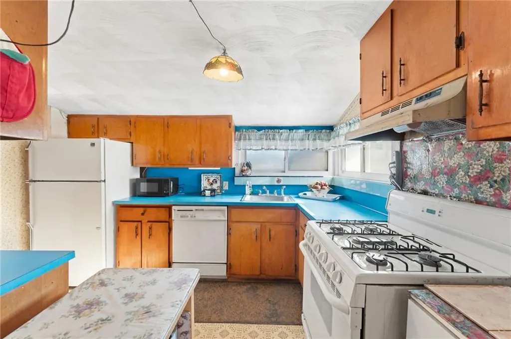 72 Stowe Avenue East Providence RI 02915