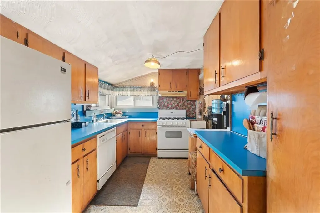 72 Stowe Avenue East Providence RI 02915