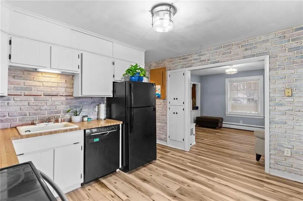 76 Lexington Avenue West Warwick RI 02893