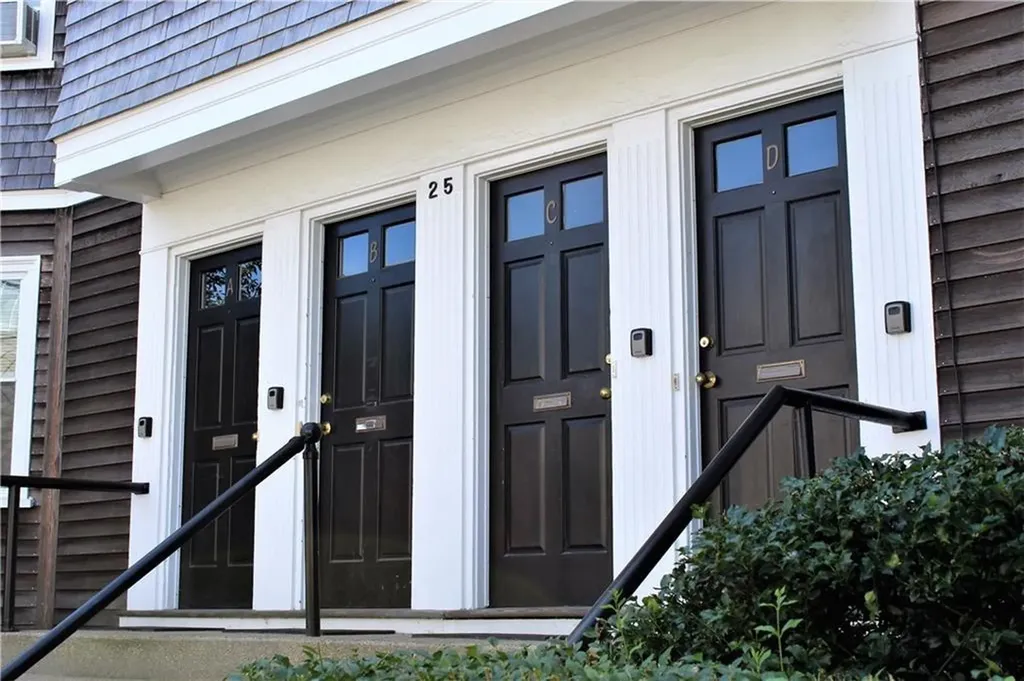 25 West Narragansett Avenue Newport RI 02840