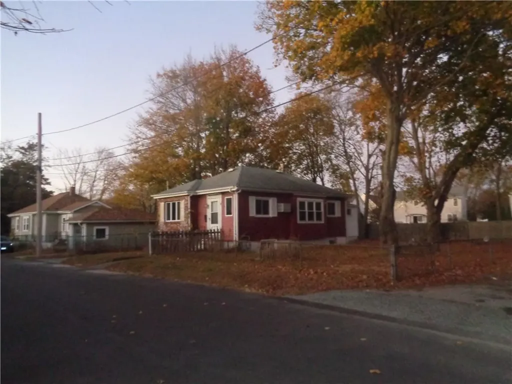 14 Center Court Warwick RI 02889