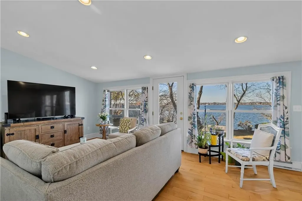 41 Jackson Avenue East Providence RI 02915