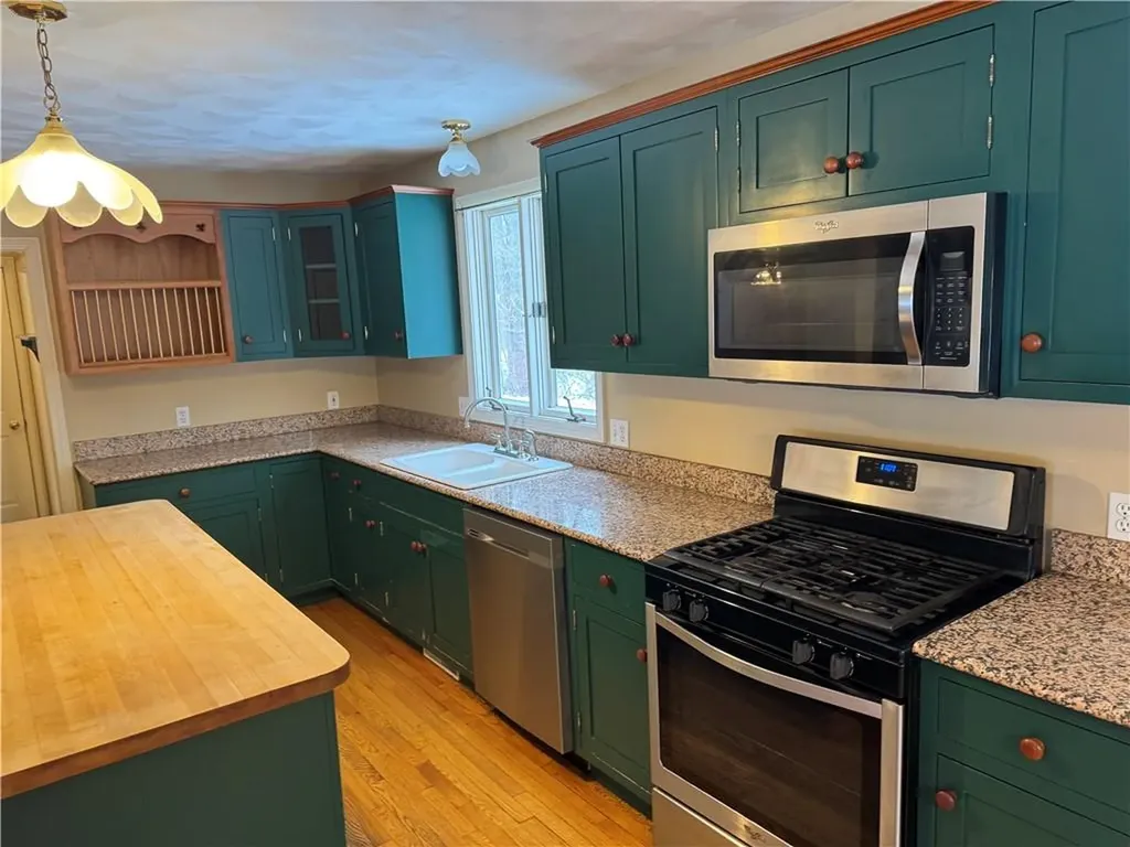 106 Derbyshire Drive Cranston RI 02921