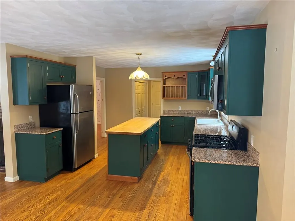 106 Derbyshire Drive Cranston RI 02921