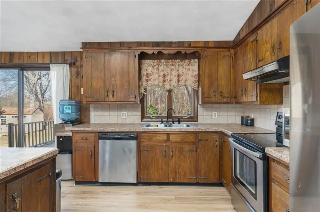 15 Morris Street West Warwick RI 02893