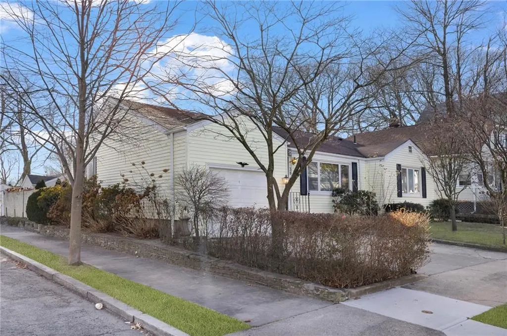 38 Rutherglen Avenue Providence RI 02907