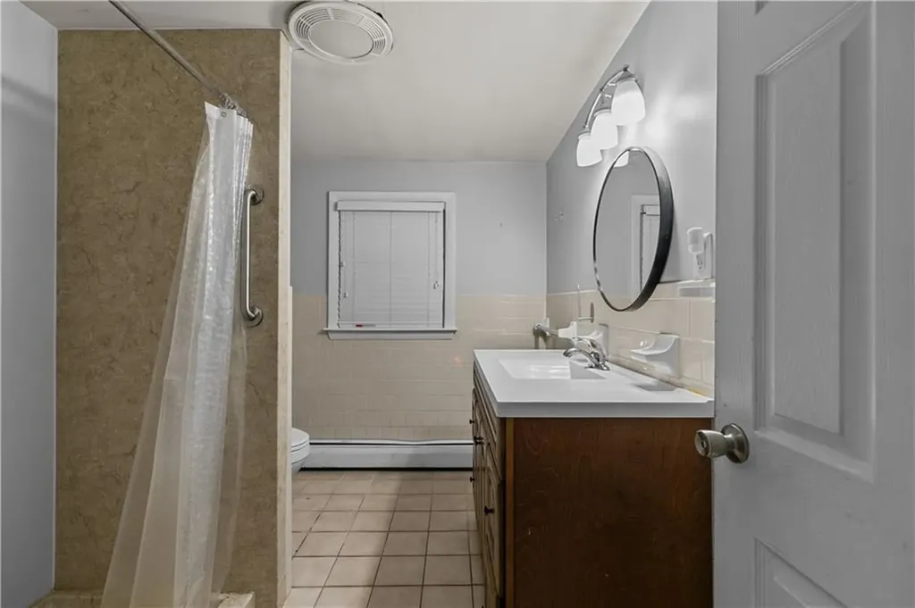44 Larchmont Road Warwick RI 02886