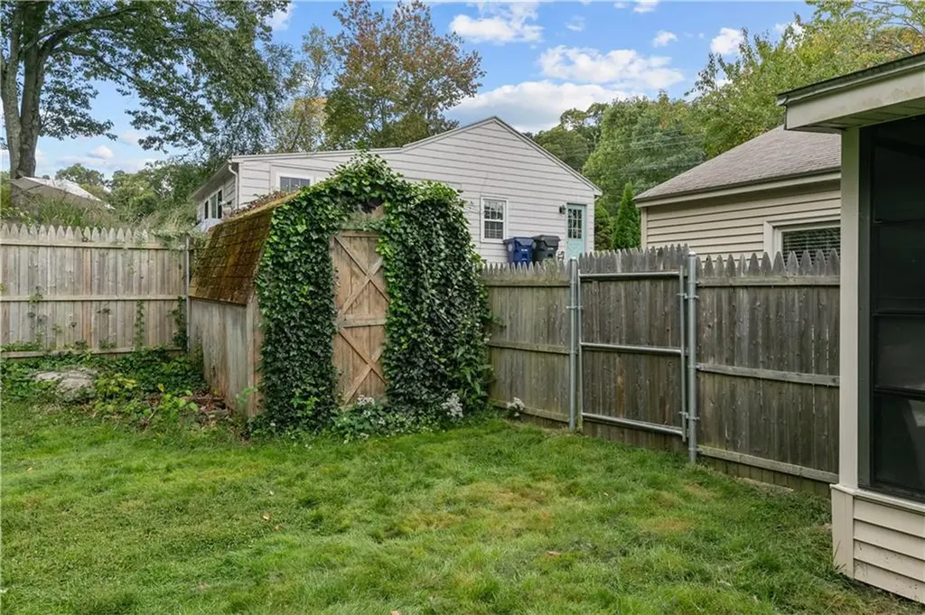 44 Larchmont Road Warwick RI 02886