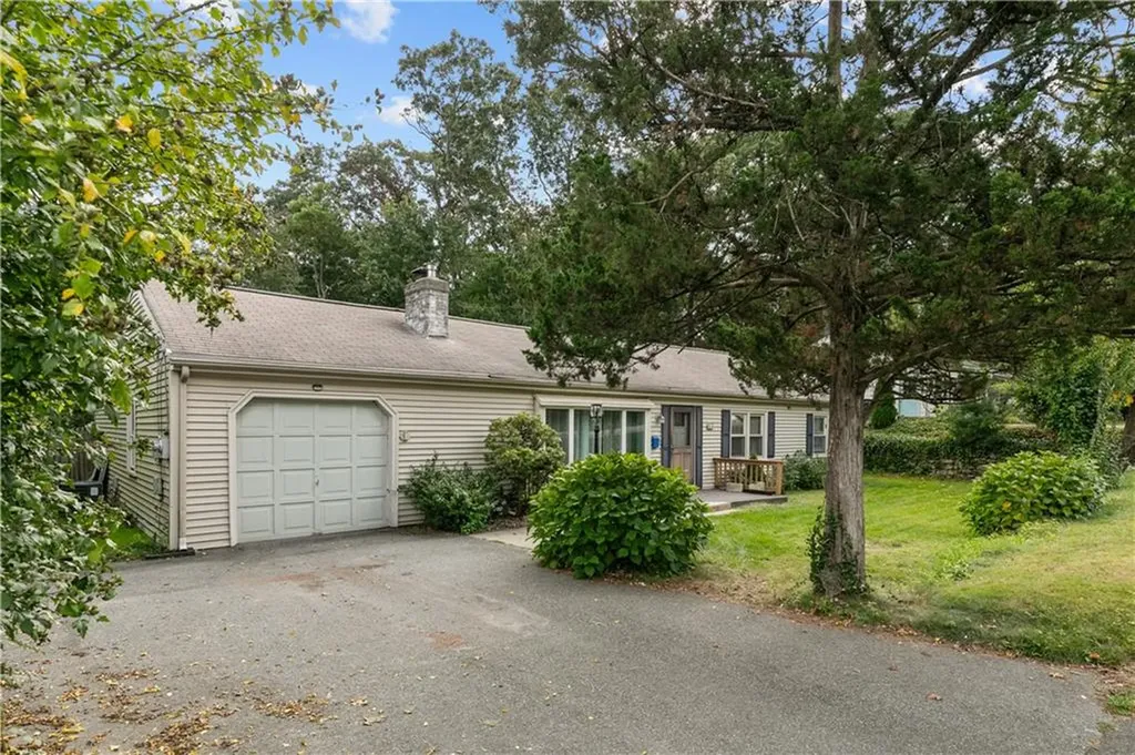 44 Larchmont Road Warwick RI 02886