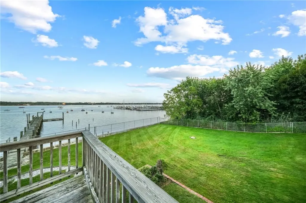 1286 Narragansett Boulevard Cranston RI 02905