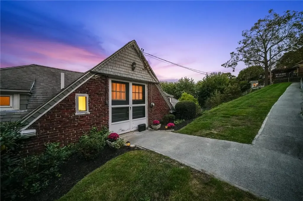 1286 Narragansett Boulevard Cranston RI 02905