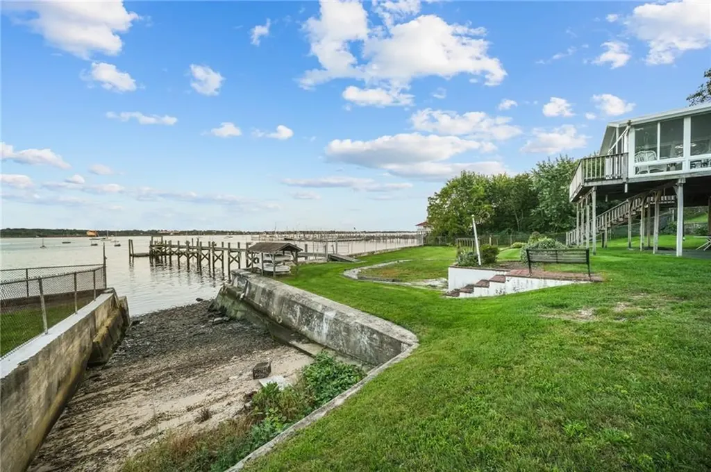 1286 Narragansett Boulevard Cranston RI 02905