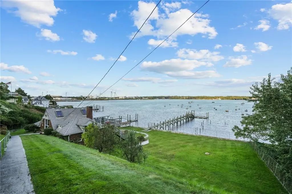 1286 Narragansett Boulevard Cranston RI 02905