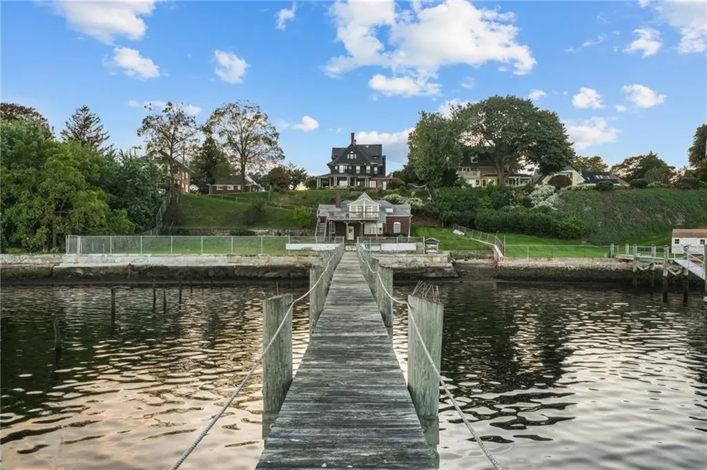 1286 Narragansett Boulevard Cranston RI 02905