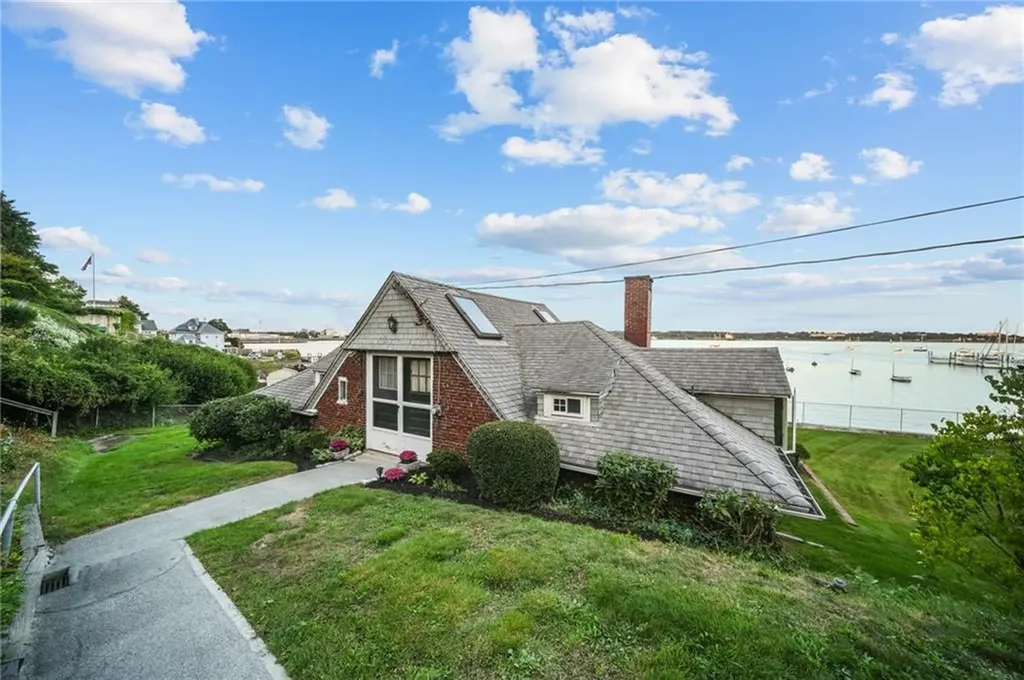 1286 Narragansett Boulevard Cranston RI 02905