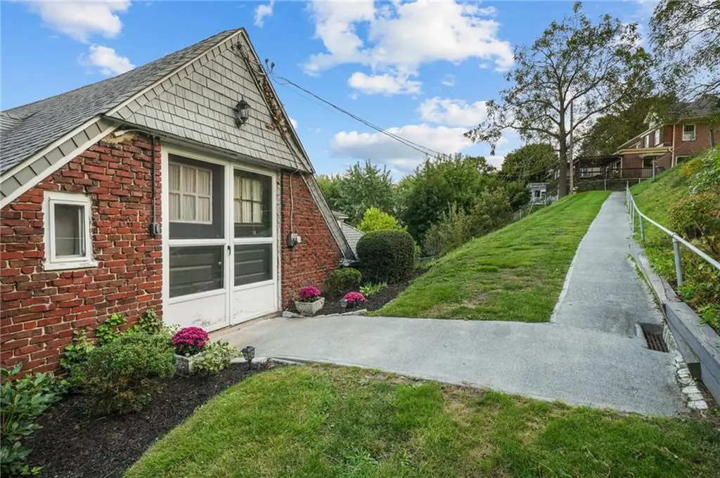 1286 Narragansett Boulevard Cranston RI 02905