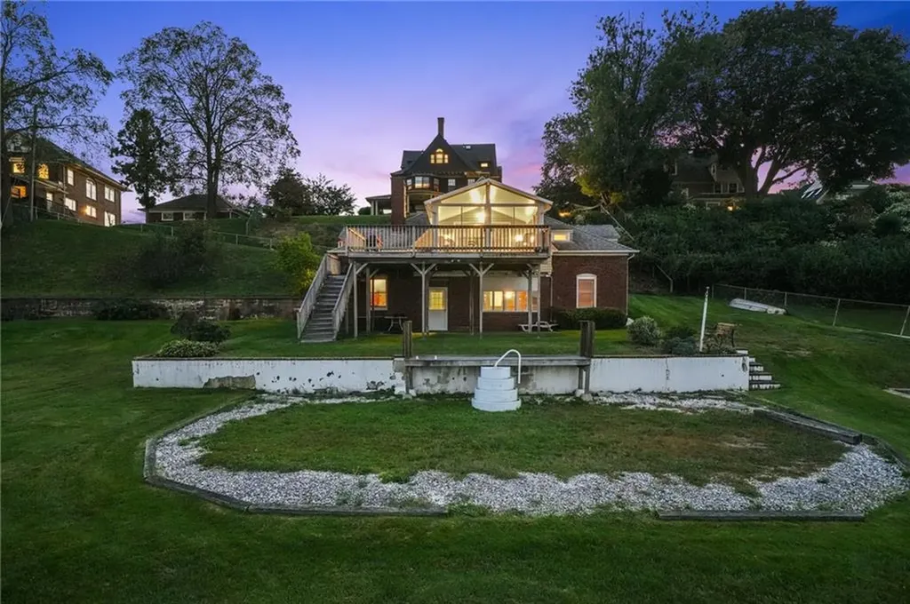 1286 Narragansett Boulevard Cranston RI 02905