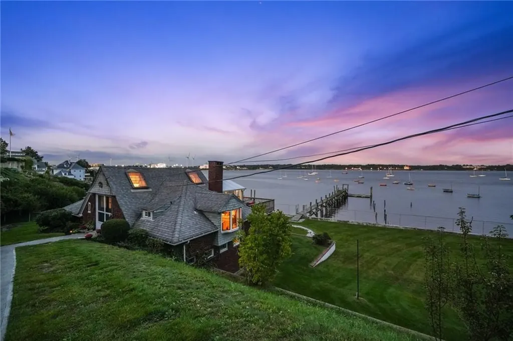 1286 Narragansett Boulevard Cranston RI 02905