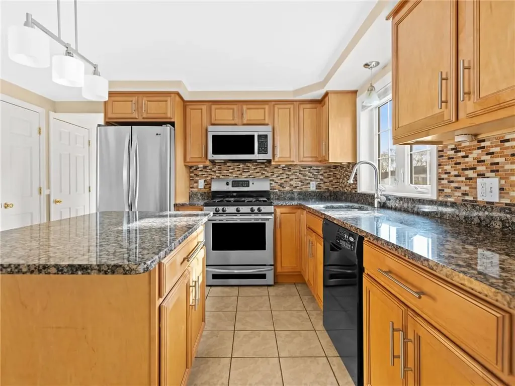 33 Hollins Drive Cranston RI 02920