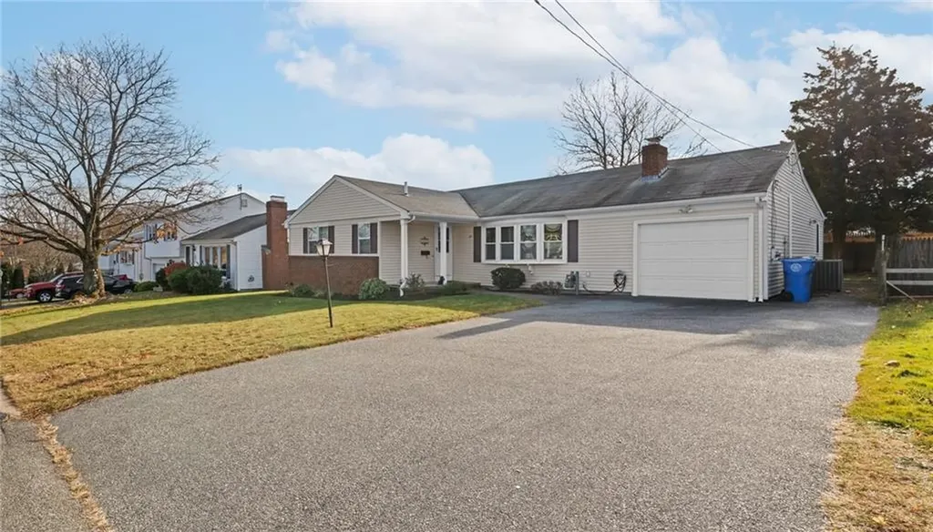 33 Hollins Drive Cranston RI 02920