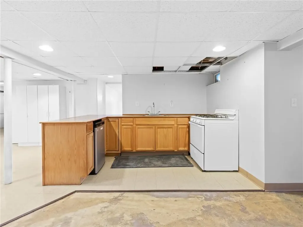 33 Hollins Drive Cranston RI 02920