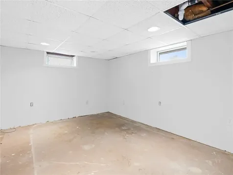 33 Hollins Drive Cranston RI 02920