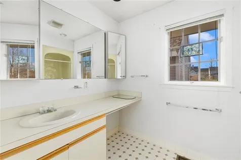 308 Corey Lane Middletown RI 02842