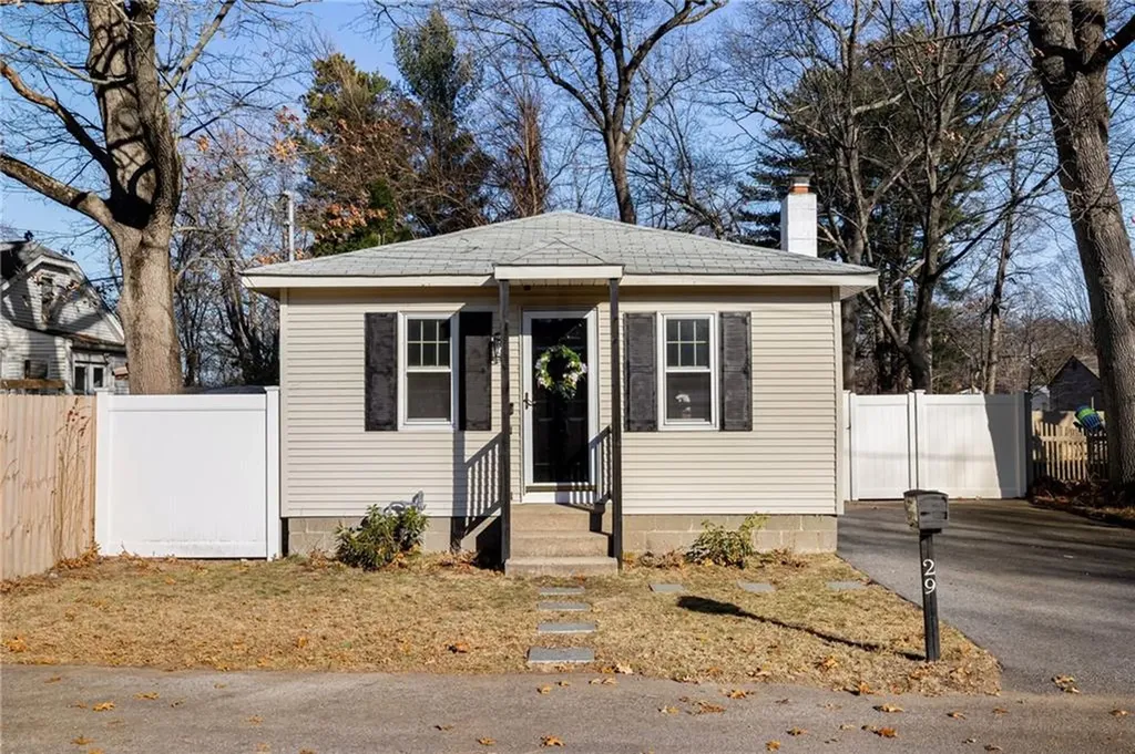 29 Hillcrest Avenue Warwick RI 02889