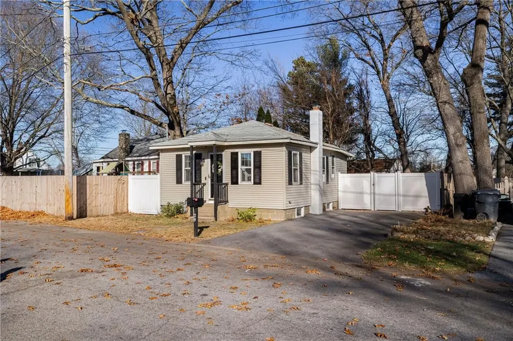 29 Hillcrest Avenue Warwick RI 02889