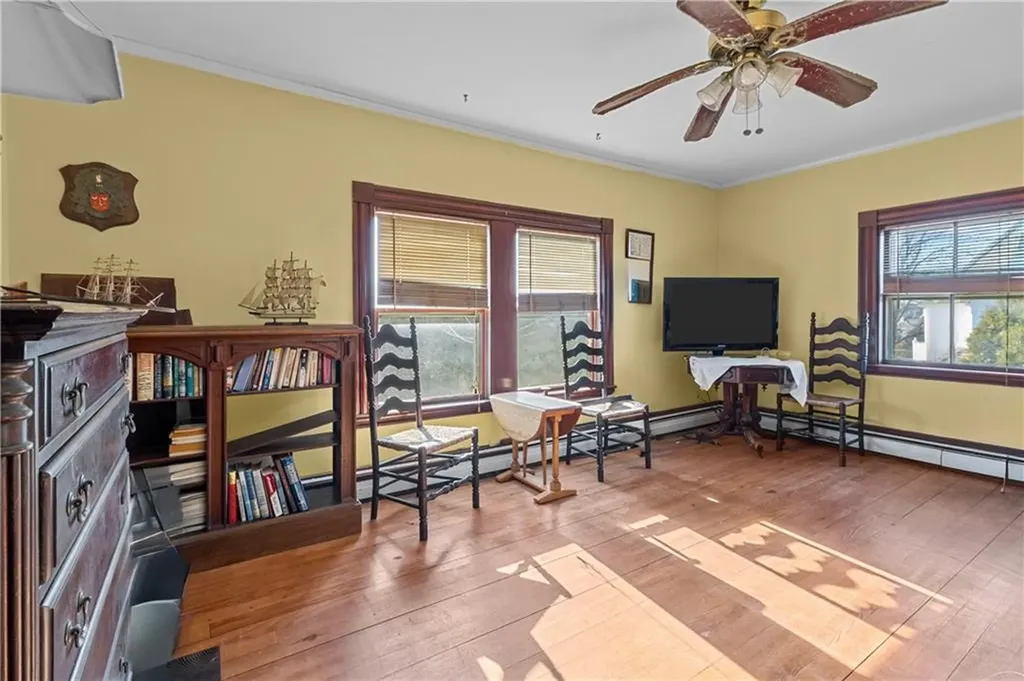 4 Renfrew Park Middletown RI 02842