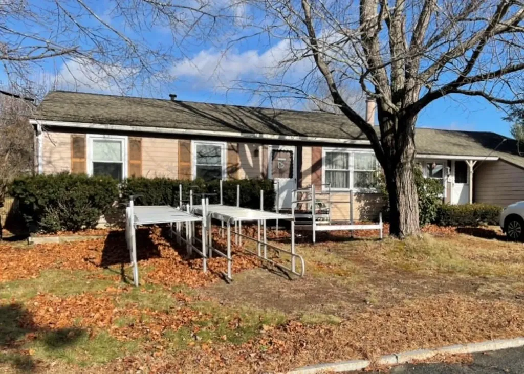 28 Stoneham Drive Woonsocket RI 02895