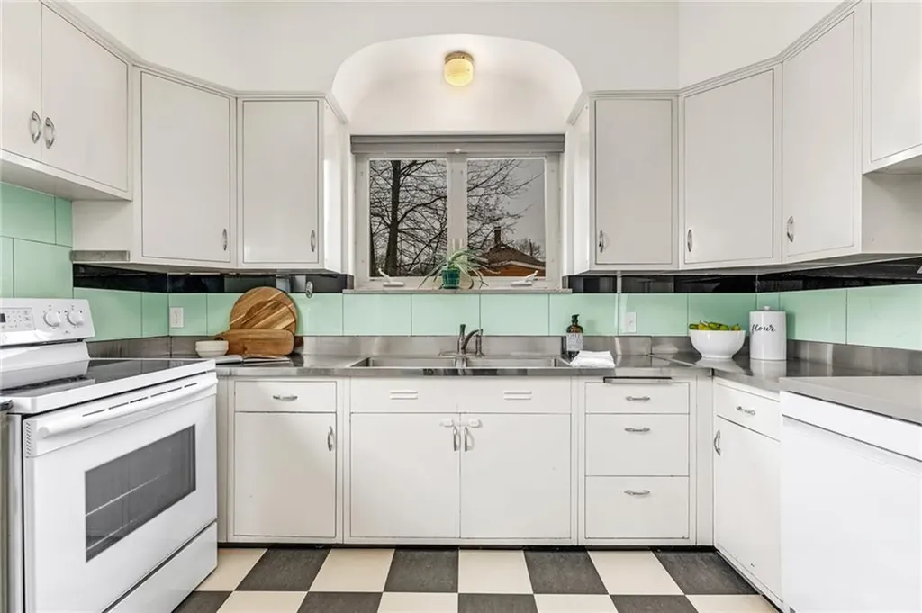 66 Minto Street Providence RI 02908