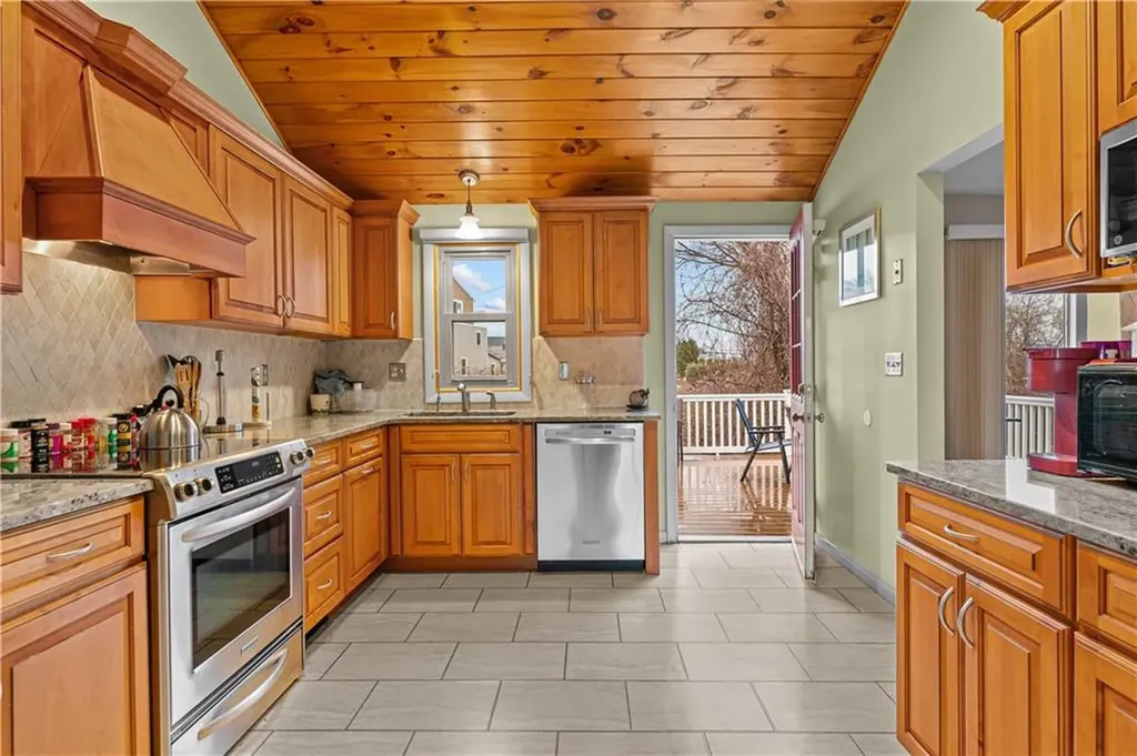 8 Village Lane Narragansett RI 02882