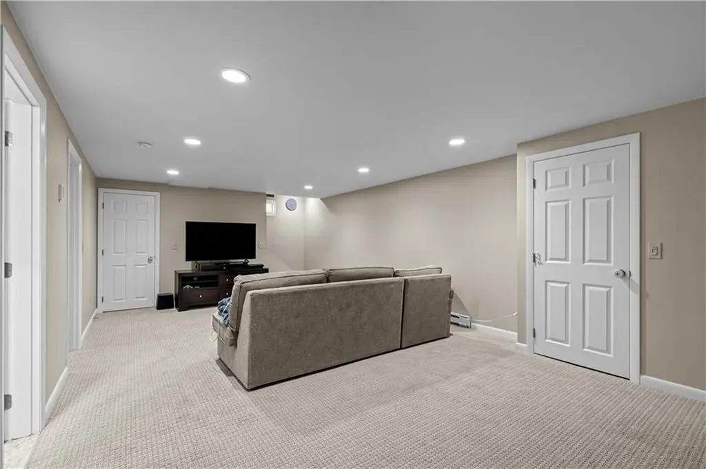 8 Village Lane Narragansett RI 02882