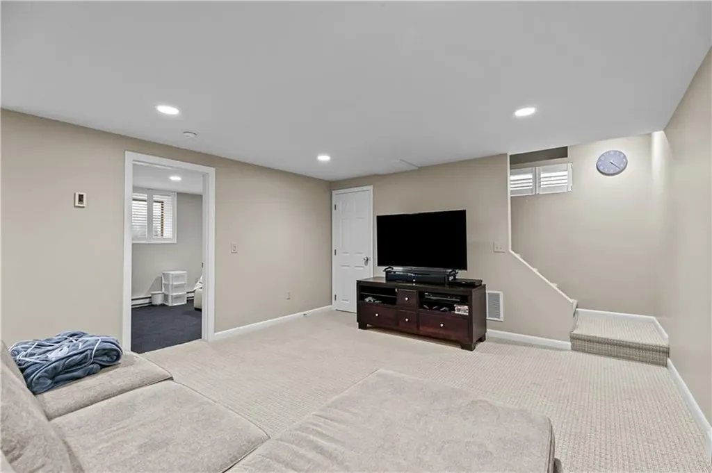 8 Village Lane Narragansett RI 02882