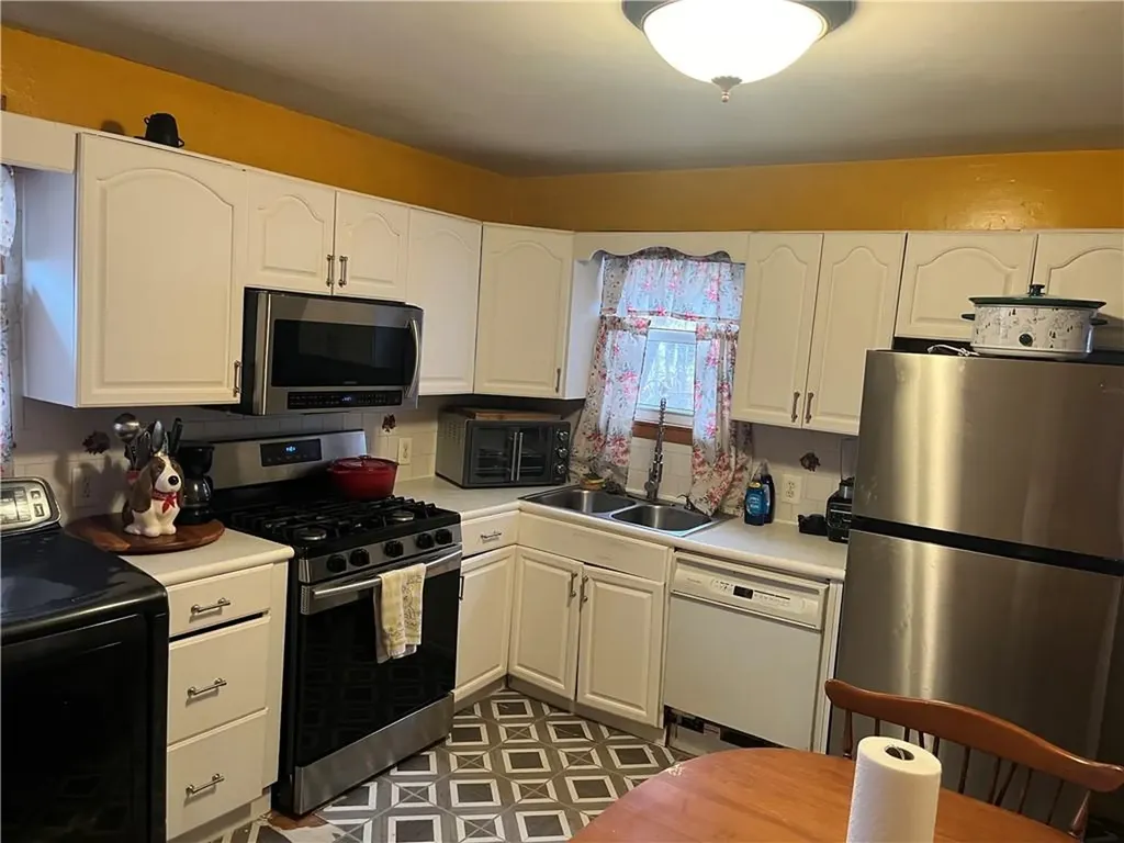 176 Horse Neck Road Warwick RI 02889