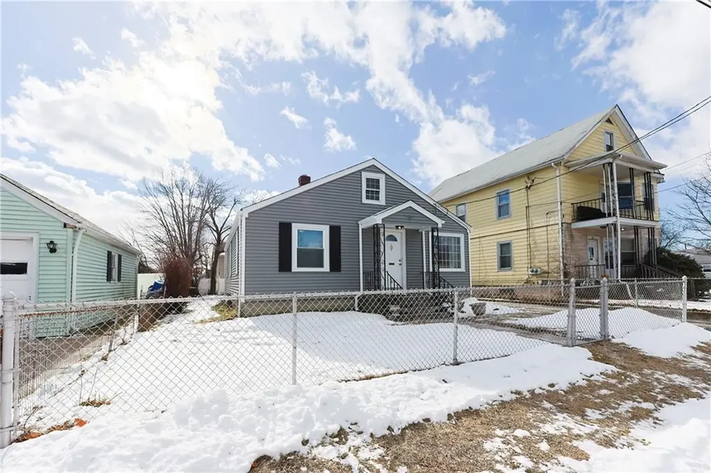 39 Yale Avenue Pawtucket RI 02860