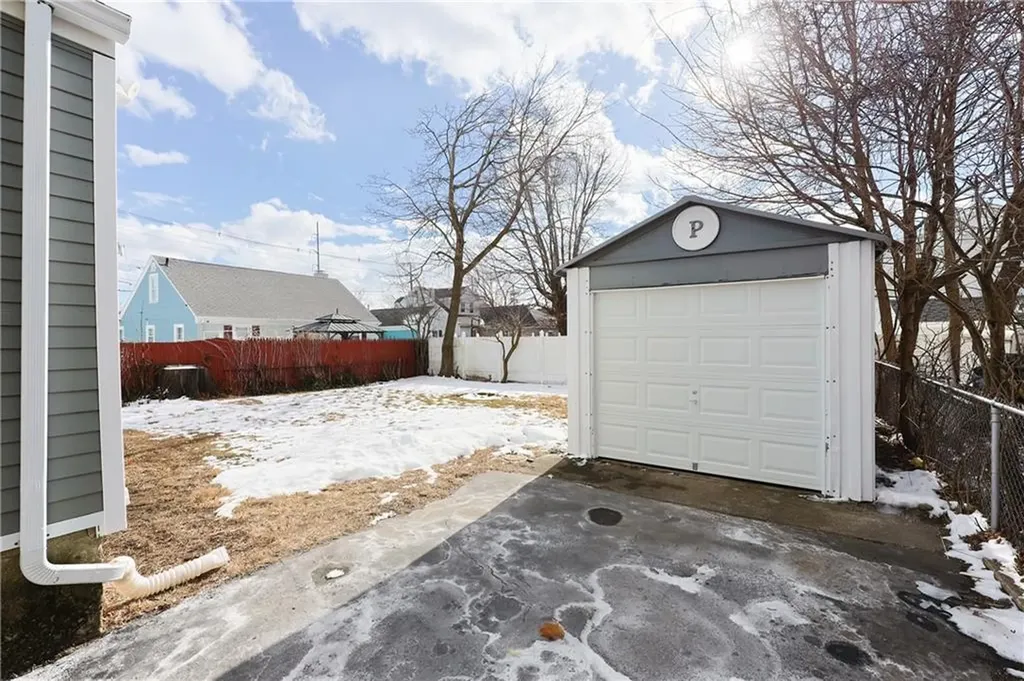 39 Yale Avenue Pawtucket RI 02860