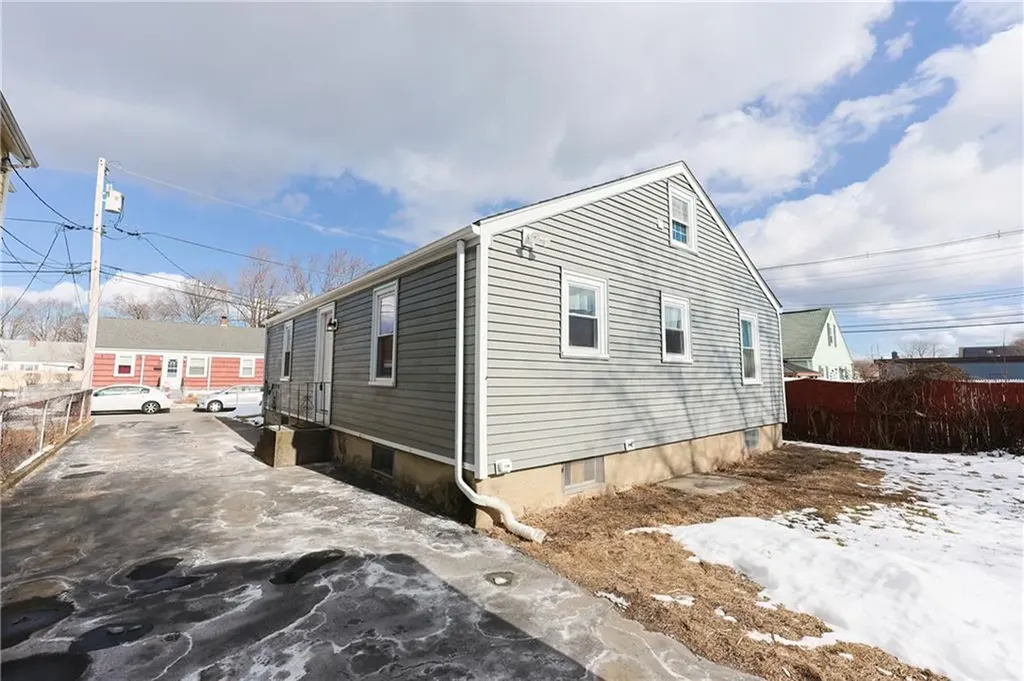 39 Yale Avenue Pawtucket RI 02860