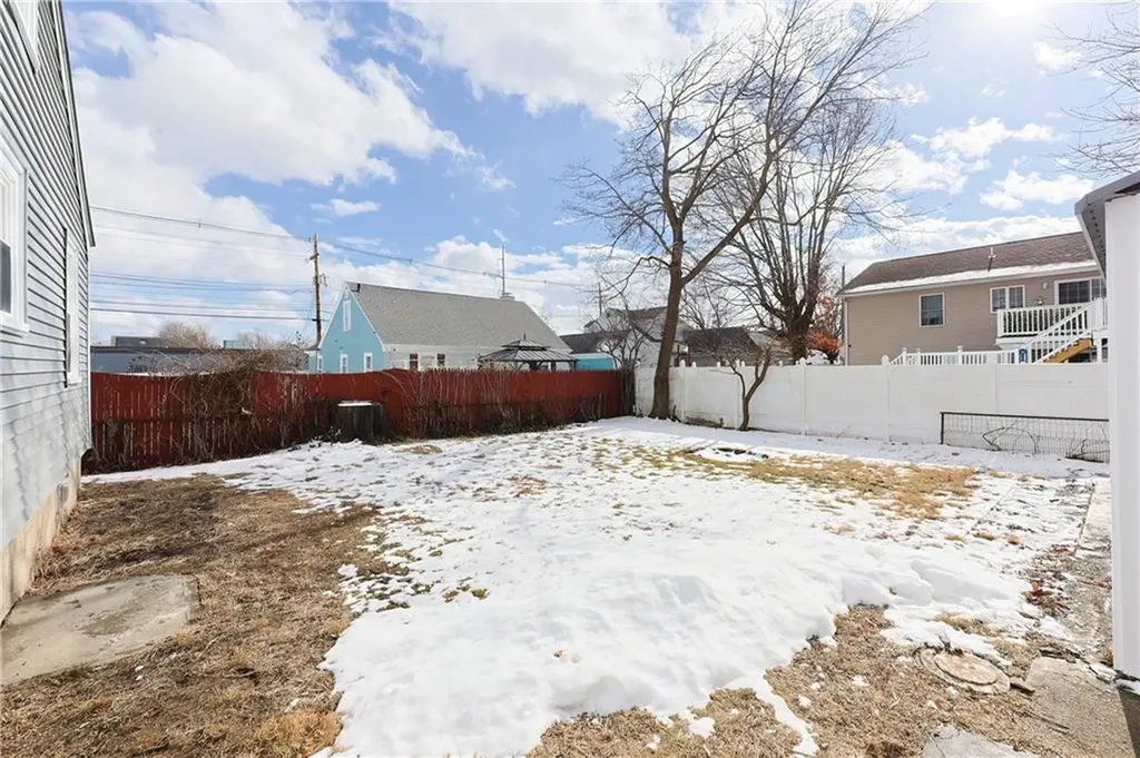 39 Yale Avenue Pawtucket RI 02860