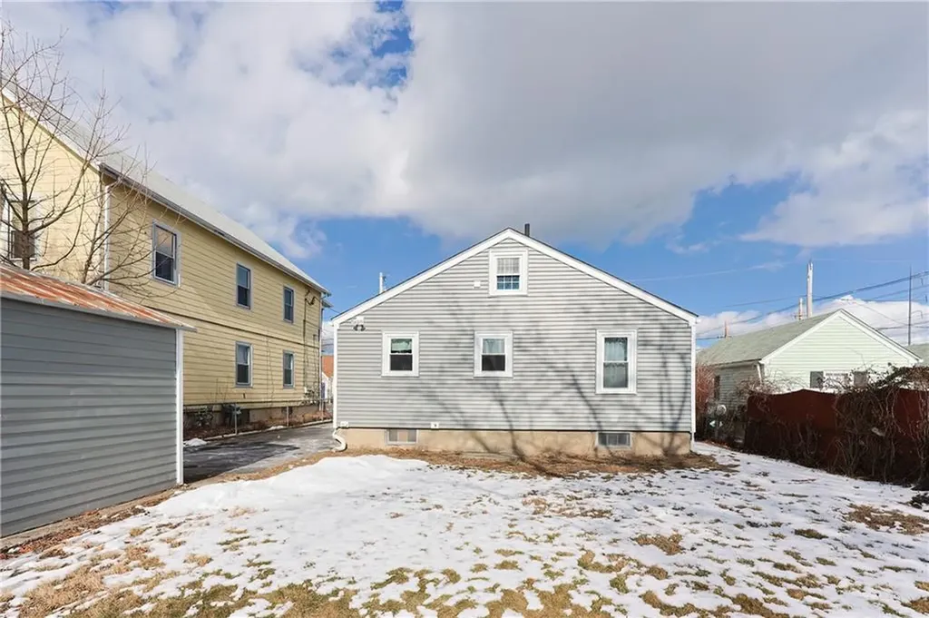 39 Yale Avenue Pawtucket RI 02860