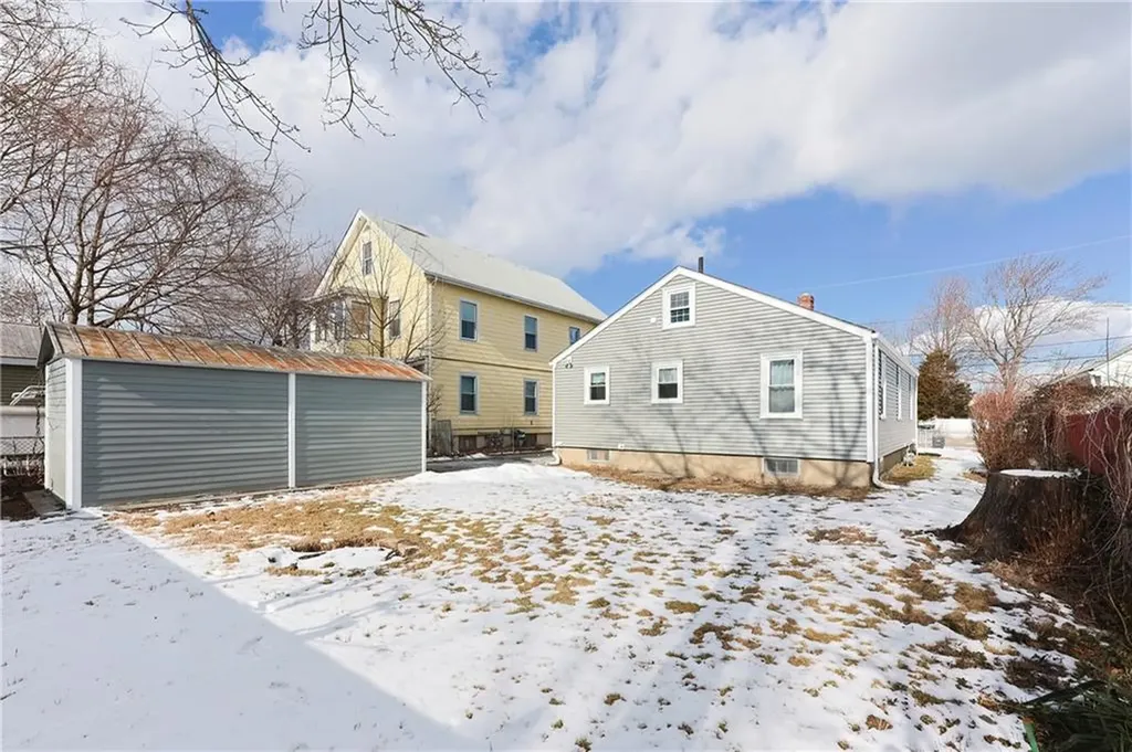 39 Yale Avenue Pawtucket RI 02860