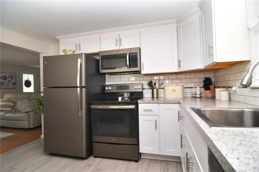 52 Woodridge Road Narragansett RI 02882